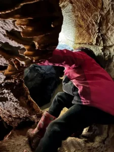 une personne decouvre la speleologie a Sisteron 225x300