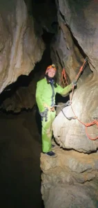 une personne en tenue de speleologie saccroche a une corde dans une grotte situee dans les gorges dAgnielles 727x1536 1 142x300