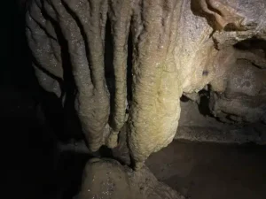 une stalactie touche une stalagmite 300x225