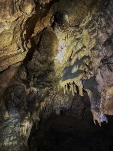 vue de dessous sur les nombreuses stalactites de la grotte de la Resurrection dans les gorges dAgnielles 225x300