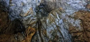 vue generale du plafond couvert de stalactites dans une grotte de Sisteron 1 300x142