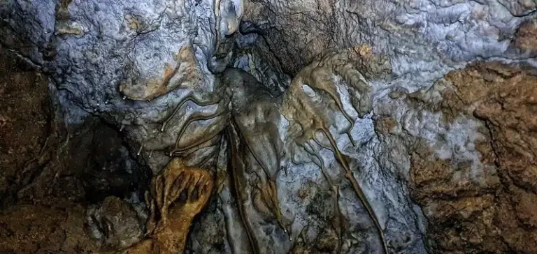 vue generale du plafond couvert de stalactites dans une grotte de Sisteron 1 768x364