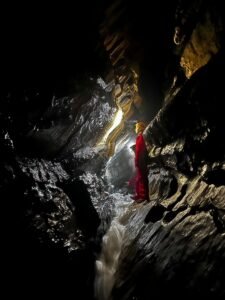 grotte des eaux chaudes 7 diaclase 1152x1536 1 225x300