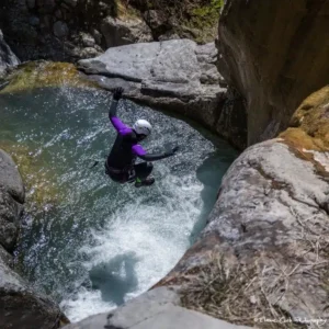 Saut de canyoning dans les Hautes Alpes 1 min 300x300