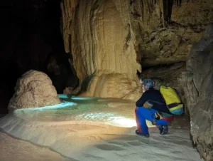 Stalagtites et stalagmites dans une grotte des Hautes Alpes2 min 300x226
