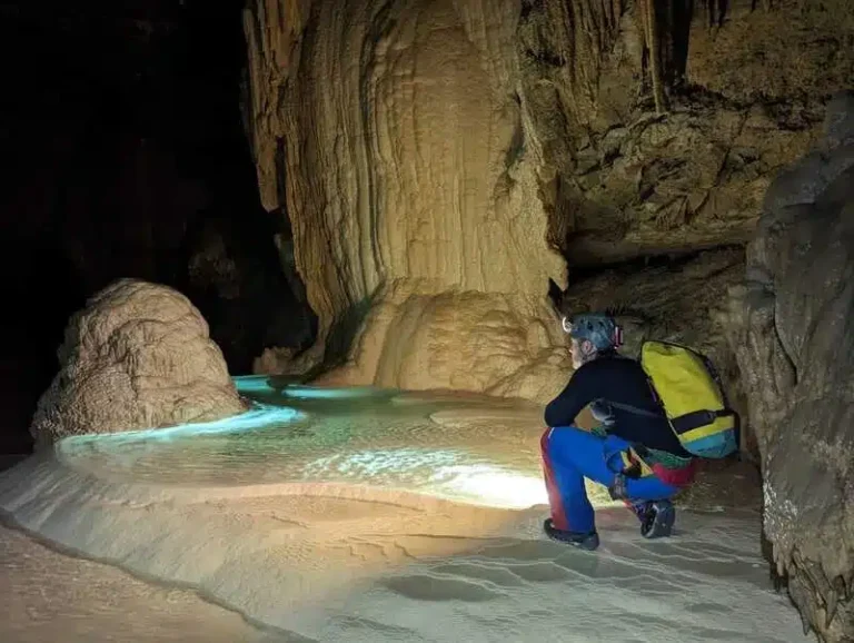 Stalagtites et stalagmites dans une grotte des Hautes Alpes2 min 768x578