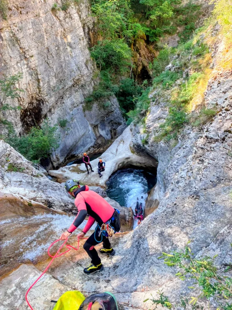 canyoning dans un canyon a Rabou avec cascade 768x1024