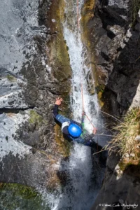 canyoning descente cascade personne bleu 200x300