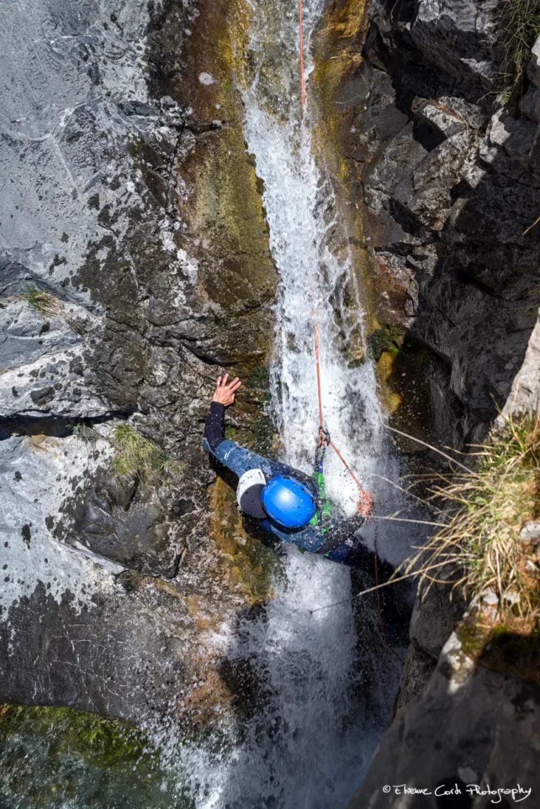 canyoning descente cascade personne bleu 768x1150