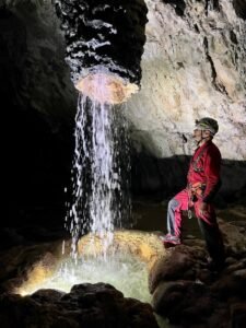 eau qui coule grotte des eaux chaudes 768x1024 1 225x300