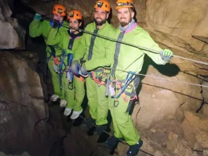 groupe sur un pont de singe dans la via souterrata du Devoluy 300x225