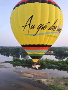 au gre des vents montgolfiere au dessus de la loire fleuve vue du ciel 225x300